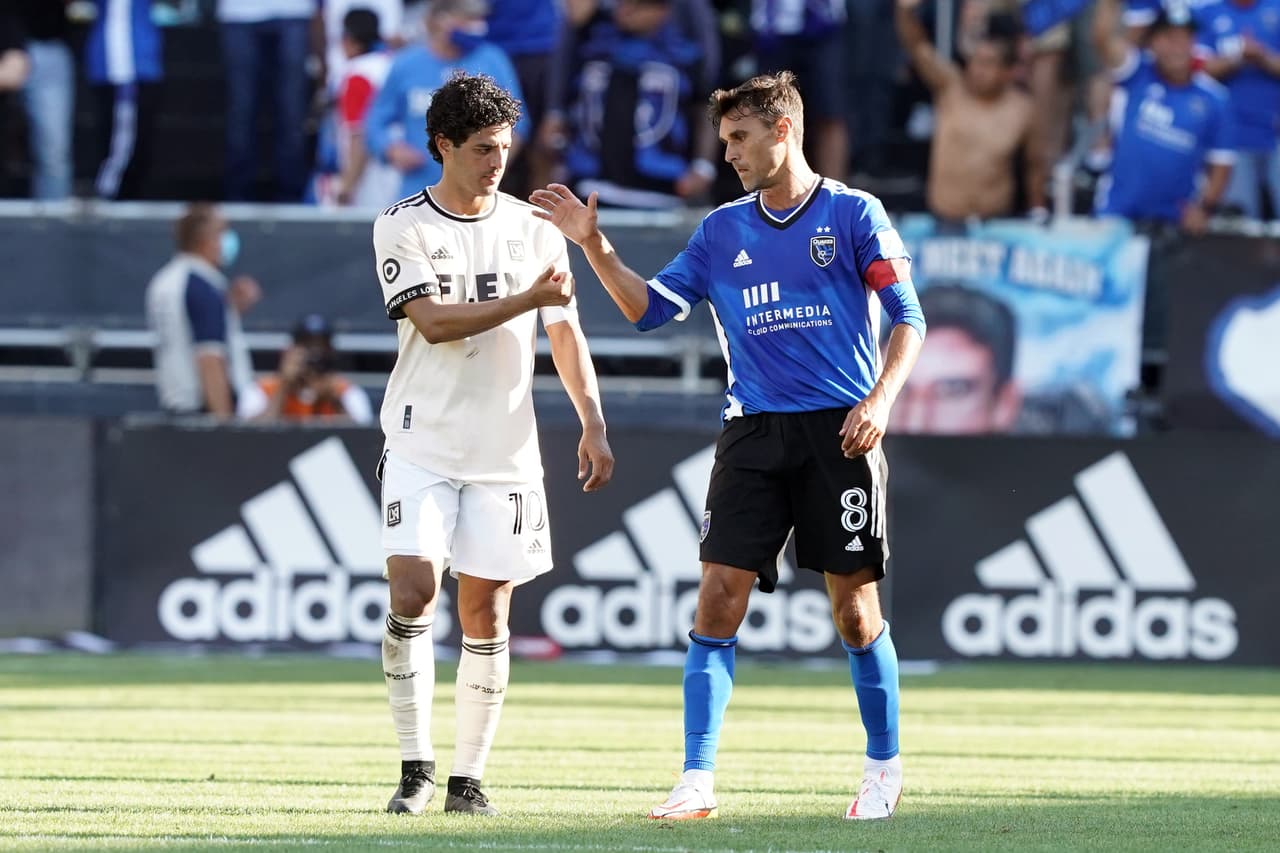 Dos potencias se saludan: Carlos Vela y Chris Wondolowski.
<br>