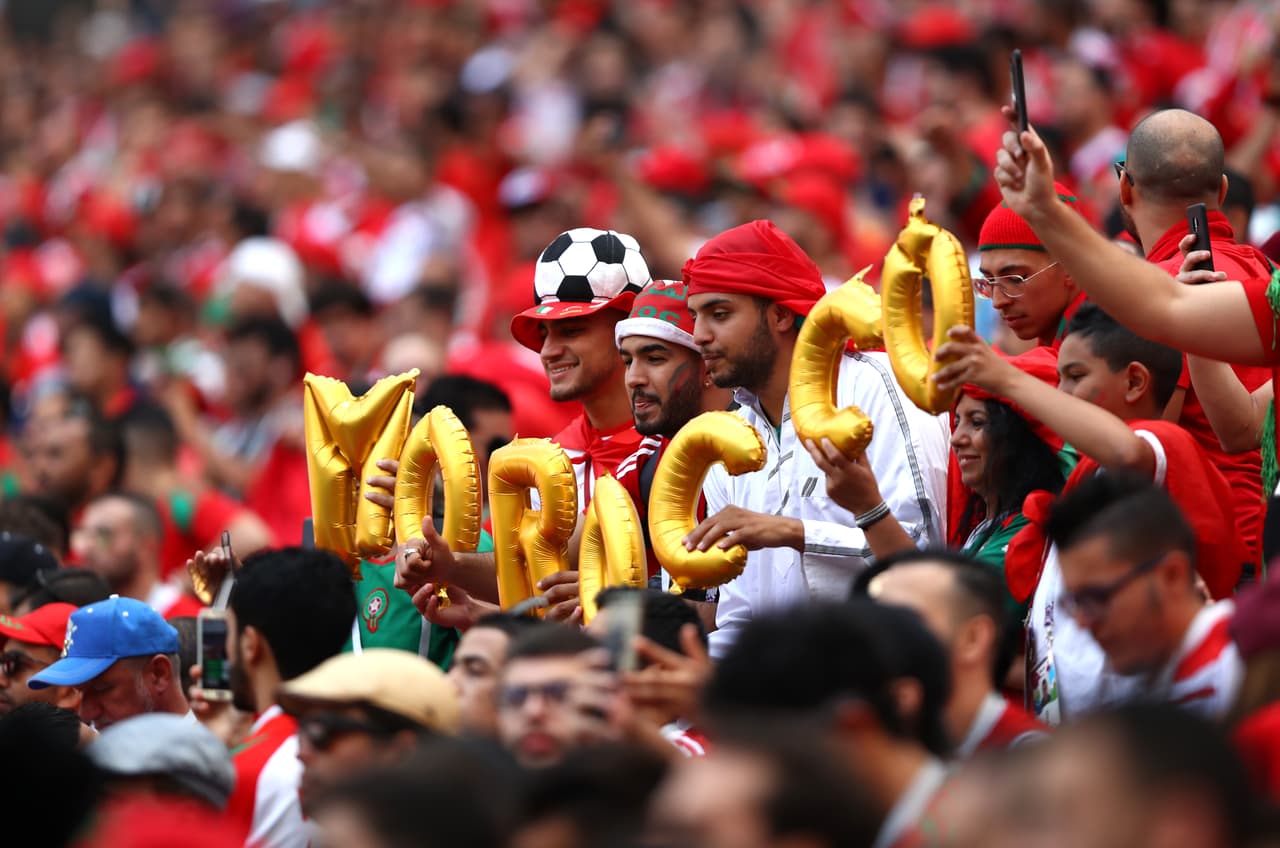 Las máscaras y demás atuendos de los fanáticos hacen parte del colorido en la fiesta del partido entre Portugal y Marruecos en la segunda fecha del grupo B del Mundial de Rusia 2018.