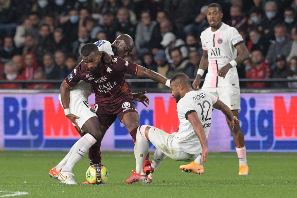 Archaf Hakimi se echa el equipo al hombro y con goles al 5' y al 90+5', Los visitantes vencen 1-2 al Metz.