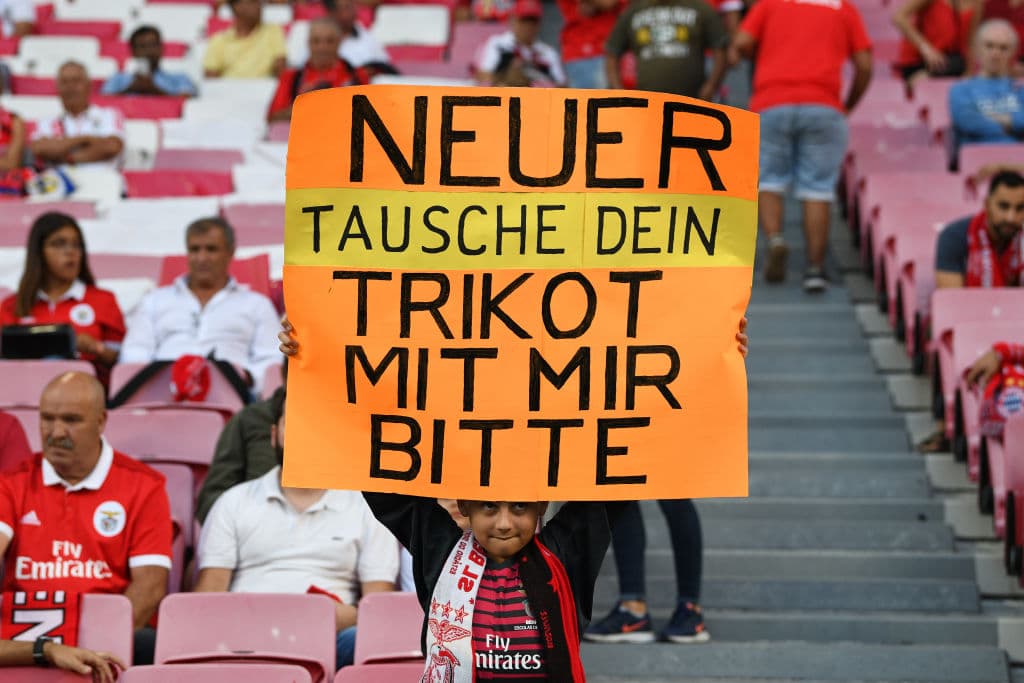 Este joven aficionado le estaba haciendo una tentadora oferta al portero del Bayern Munich, Manuel Neuer: no le pedía su camiseta, se la quería intercambiar...