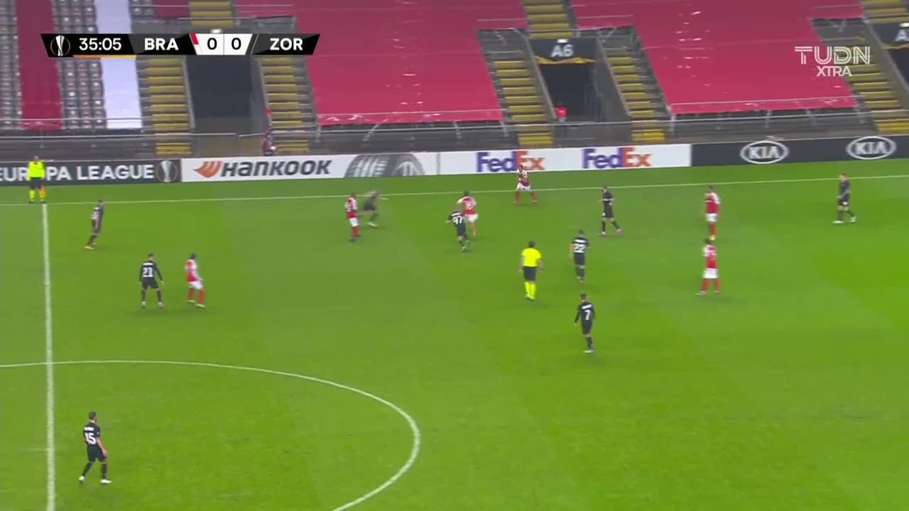 ¡TIRO ATAJADO! disparo por Abel Ruiz.