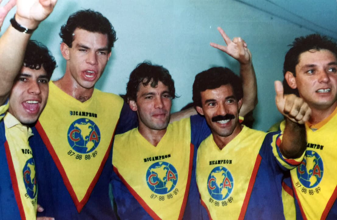El Bicampeonato se consolidó en la
<b>temporada 1988/89 </b>cuando el América venció al Cruz Azul para dejar una huella en la historia de la Máquina. Zague, Carlos Hermosillo, Juan Hernández y Antonio Salas anotaron para el global de 5-4 a su favor.