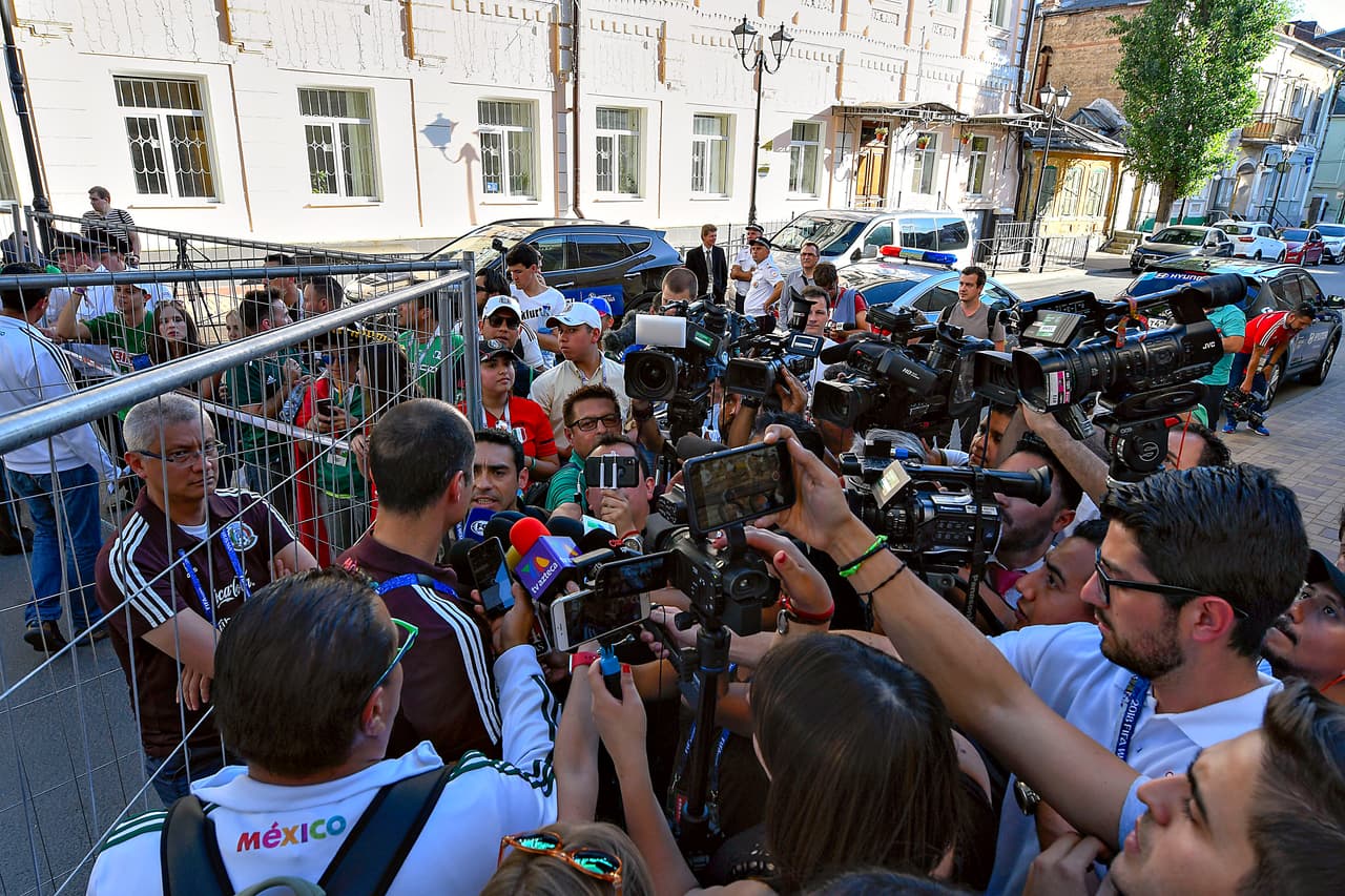 En medio de dispositivos de seguridad muy estrictos, cada uno de los fanáticos buscó tener un recuerdo de los ídolos del 'Tri'.