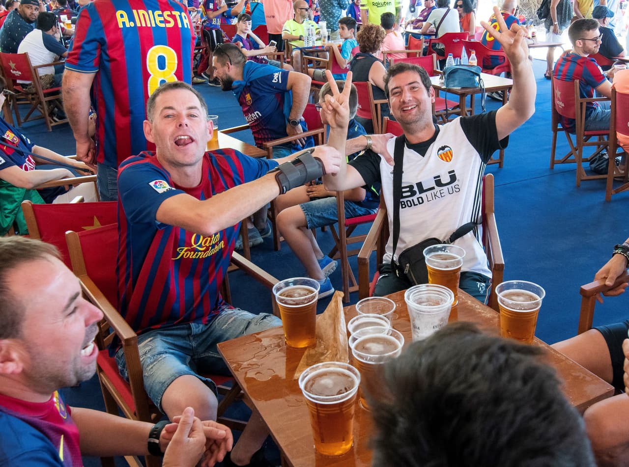 Sevilla ha sufrido el asalto de miles de aficionados del Barcelona y el Valencia, que han llegado con la ilusión de conseguir un título más en su palmarés en esta Copa del Rey. Desde muy temprano han colmado las calles de la ciudad andaluza y los FanFest dispuestos por la Real Federación (RFEF) en las cercanías del Estadio Benito Villamarín.