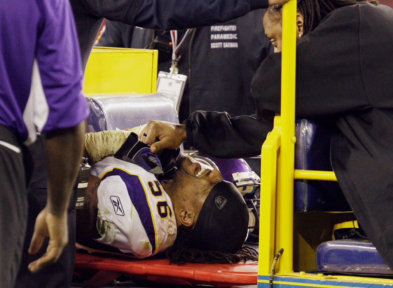 Henderson salió en camilla del estadio y se quedó en Phoenix a que se le practicara la cirugía. Volvió a estar en condiciones para los campamentos de pretemporada del 2010.