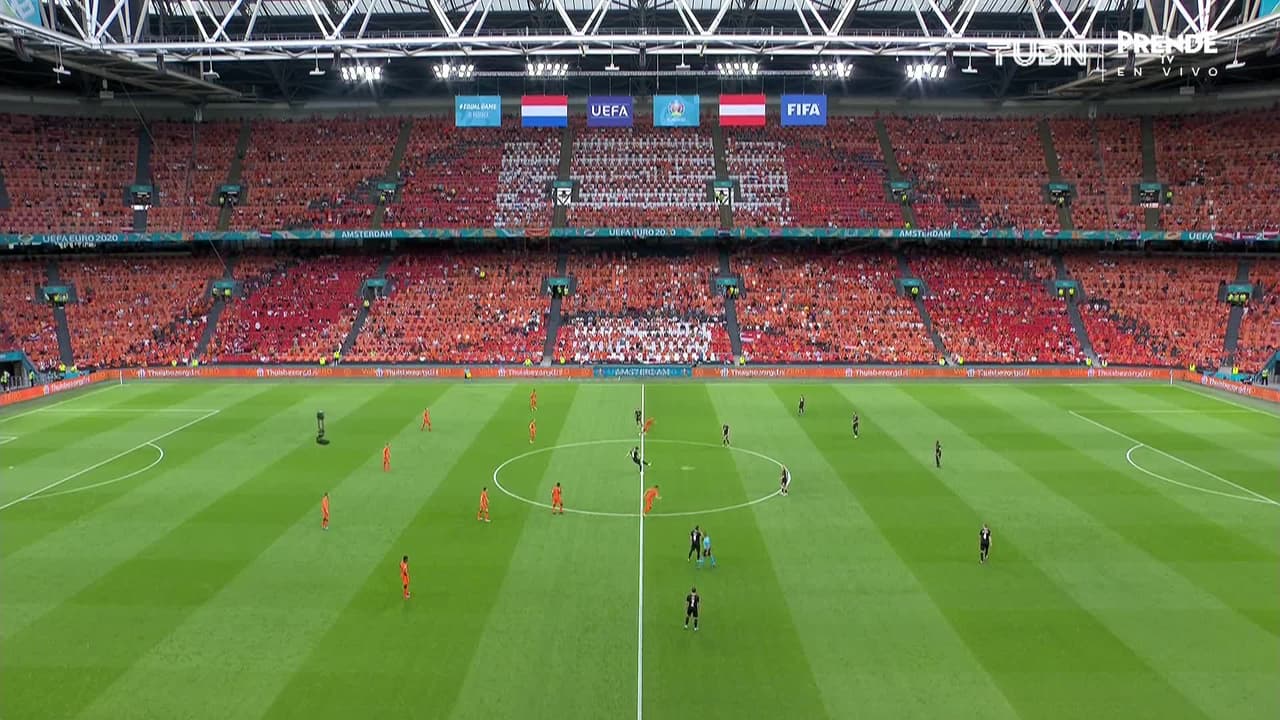 Arranca el partido y la pelota está en juego.