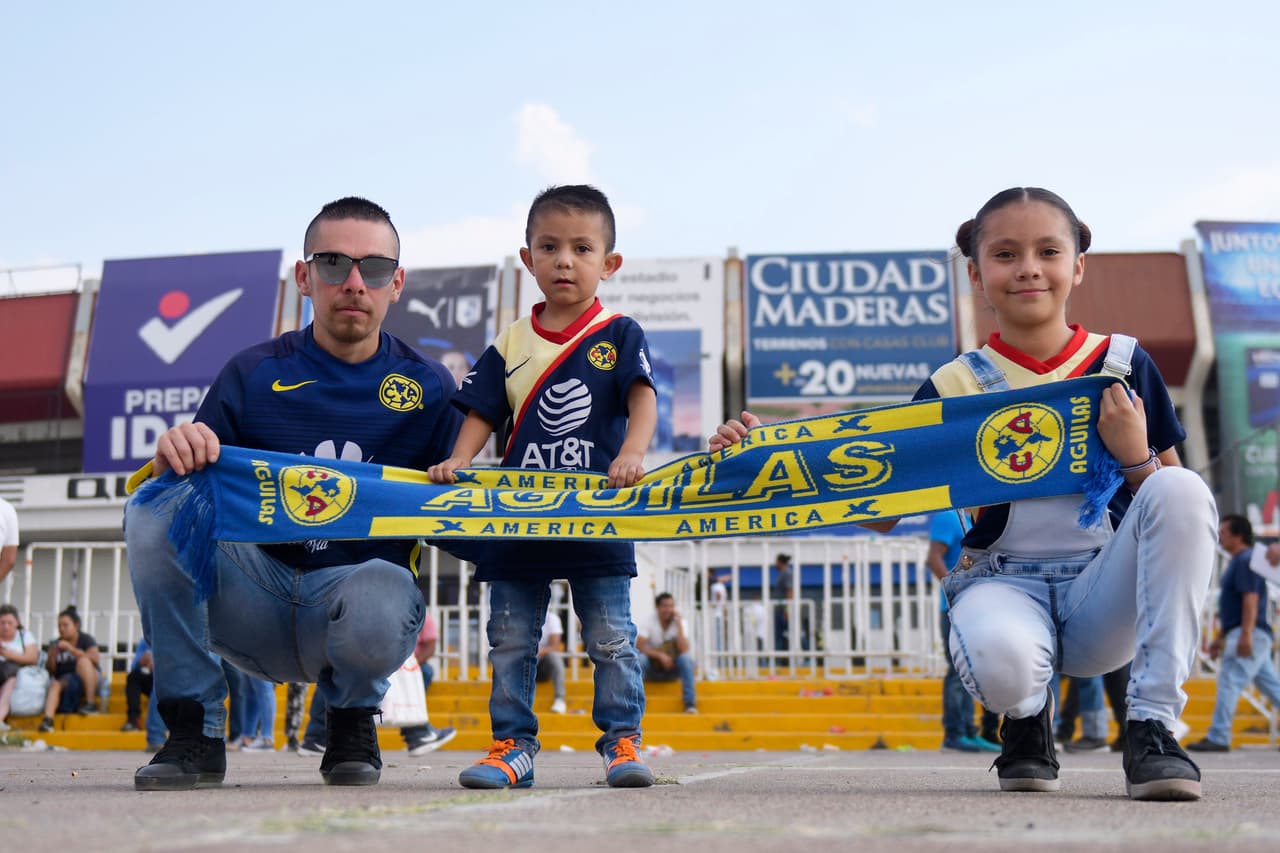 Los aficionados de América y León dejaron de lado que el partido no se jugara en el Estadio Azteca, donde estaba programado originalmente, para trasladarse a apoyar con todo a sus equipos a Querétaro en este duelo de Ida de la Semifinal de la Liguilla.