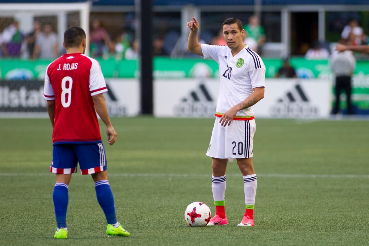 La segunda vestimenta es similar a la del Real Madrid, completamente de blanco.