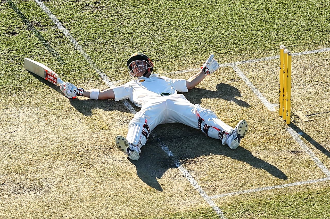 El australino David Warner de Australia regaló una curiosa imagen durante el primer día del primer partido de prueba contra Sudáfrica en el WACA Ground en Perth, Australia.