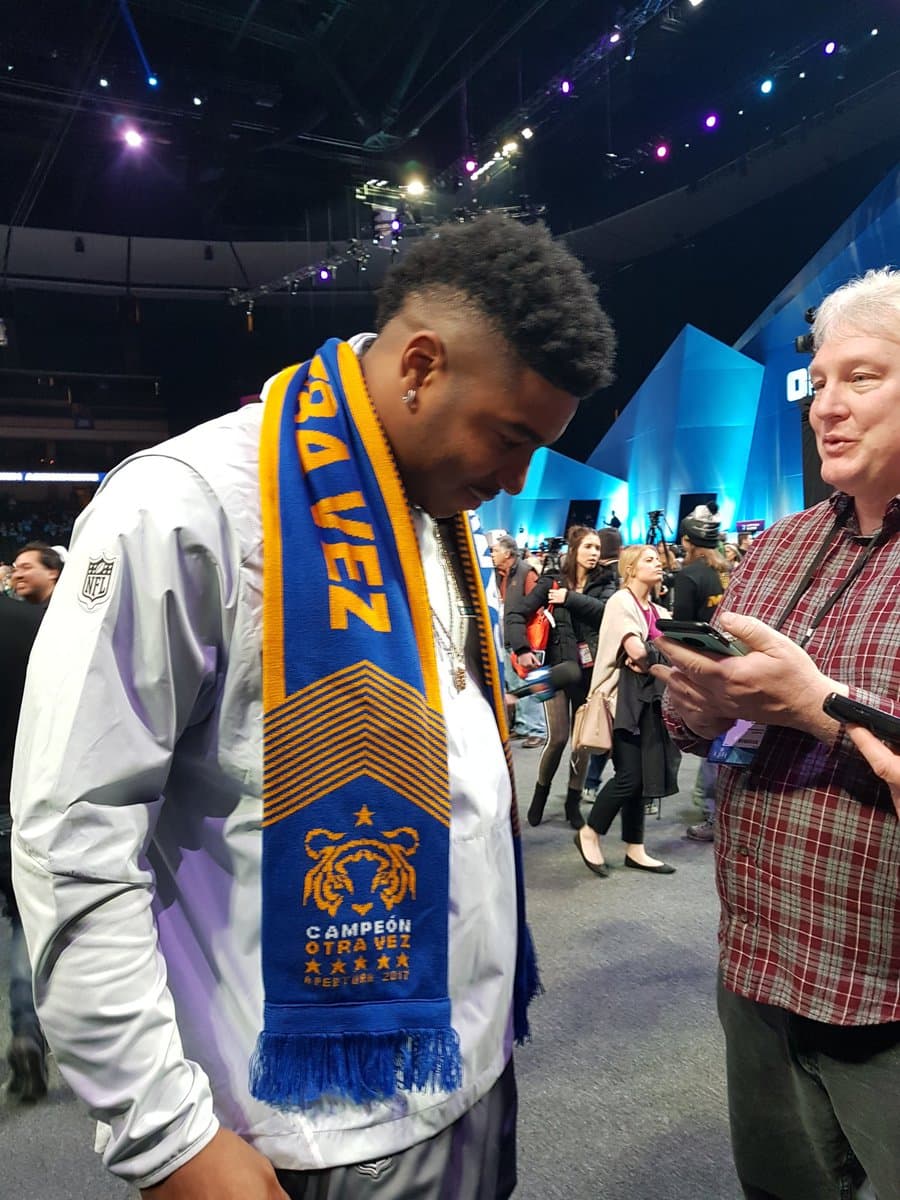 ¡Viva México! Jugador de Eagles se puso una máscara de luchador 