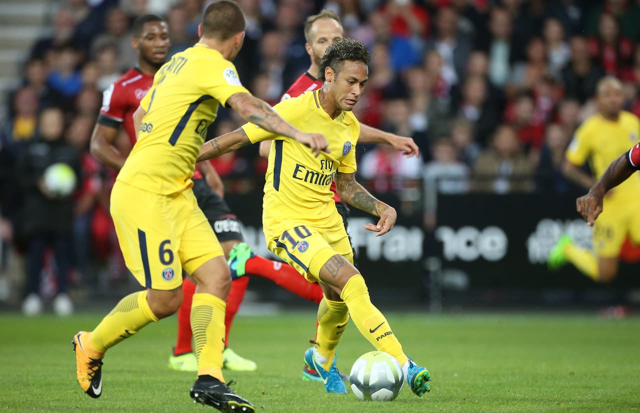 Caños, rabonas, tacos y vaselinas: Ney Junior sacó todo su repertorio.