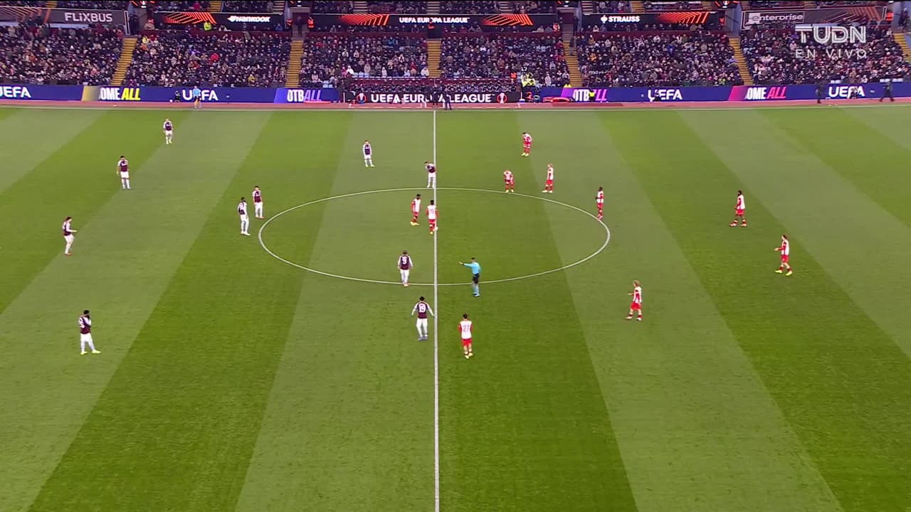 ¡TIRO ATAJADO! disparo por Harvey Elliott.