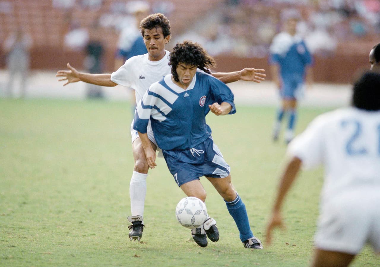 La selección de Estados Unidos fue el primer equipo que se quedó con la Copa Oro al derrotar en tanda de penales a Honduras, en el Memorial Coliseum de Los Ángeles.