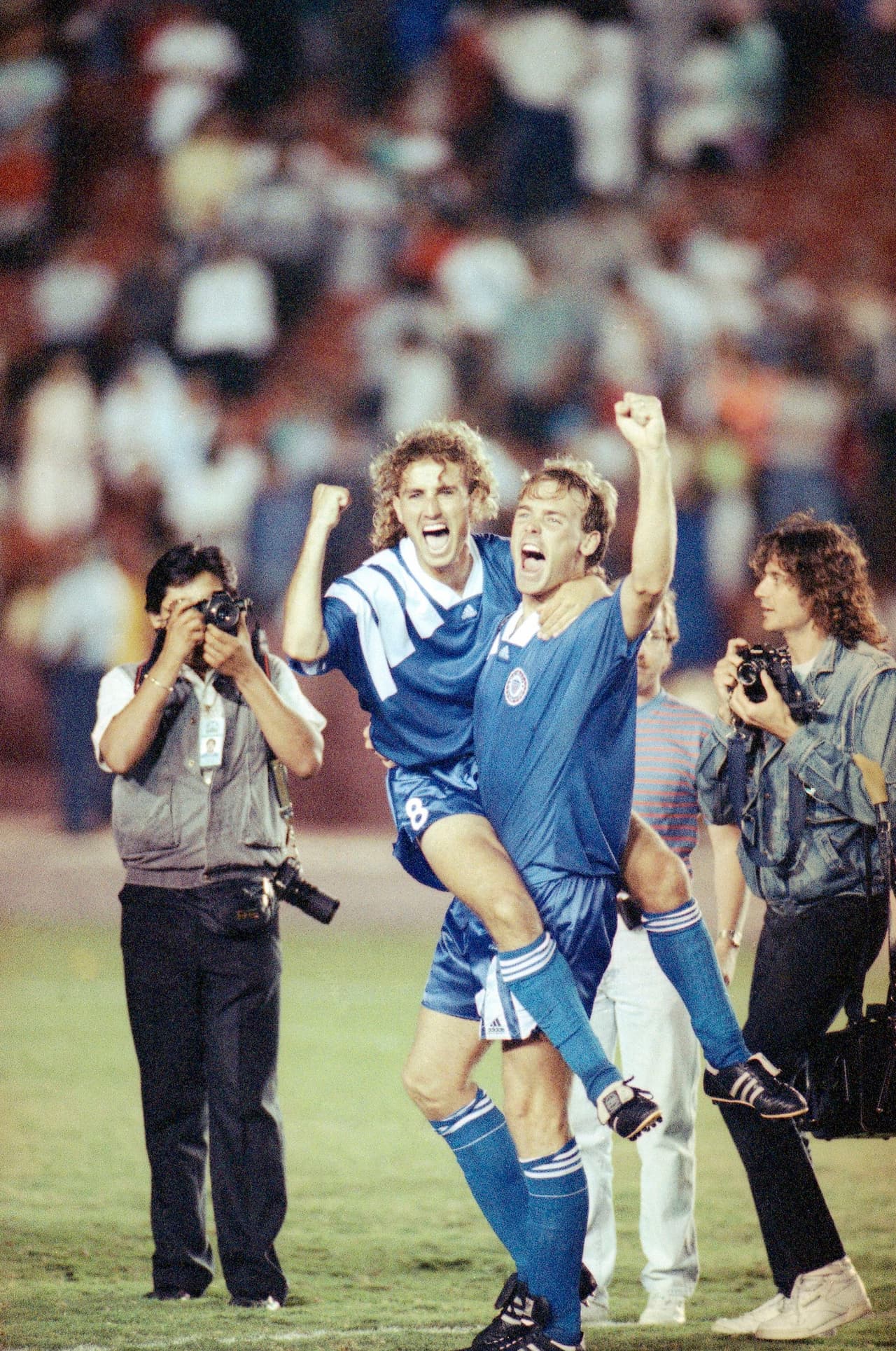 La primera edición de la Copa Oro se jugó en Estados Unidos, y contó con la participación de ocho selecciones que fueron; México, EEUU, Honduras, Canadá, Costa Rica, Guatemala, Jamaica y Trinidad y Tobago.