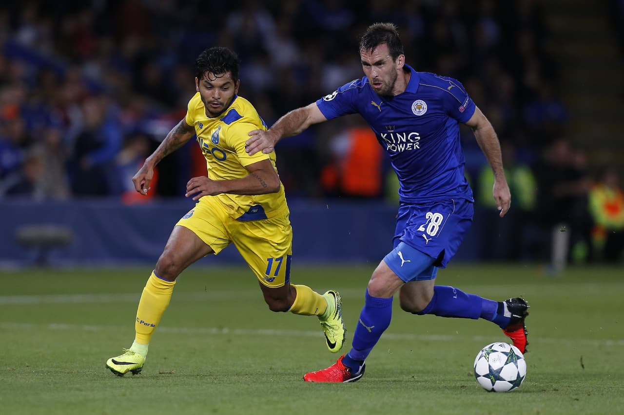 El mexicano Jesús 'Tecatito' Corona (izq.) entró al minuto 77 para buscar el empate contra Leicester.