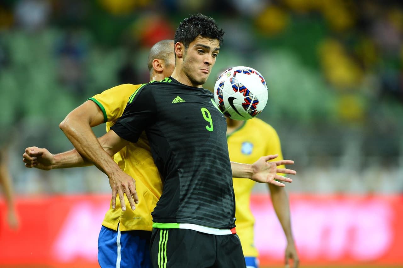 Raúl Jiménez: El delantero se mostró participativo pero sin tino en sus pases o disparos, se le nota la falta de juego con su club pues los defensores le ganaron en varias ocasiones pese a tener ventaja sobre ellos. Calificación: 6