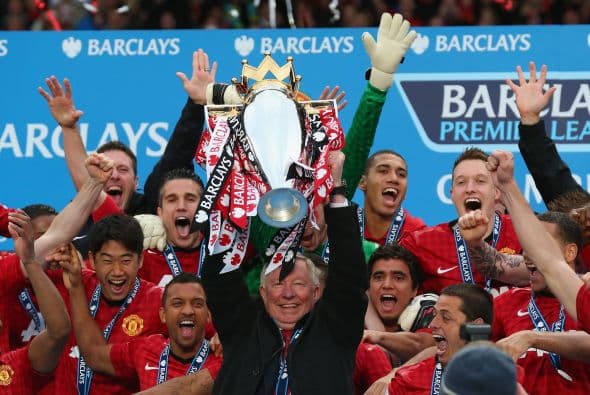 Pero hablando de glorias del Manchester United quizás ninguna mayor que la del entrenador escocés Alex Ferguson. Nombrado caballero del Reino Unido, Sir Alex Ferguson se retiró del ‘Man-U’ tras la impresionante cifra de 26 temporadas (máxima en la historia del club) donde ganó 38 títulos, incluyendo 13 de la Premier League y dos de la Champions League.