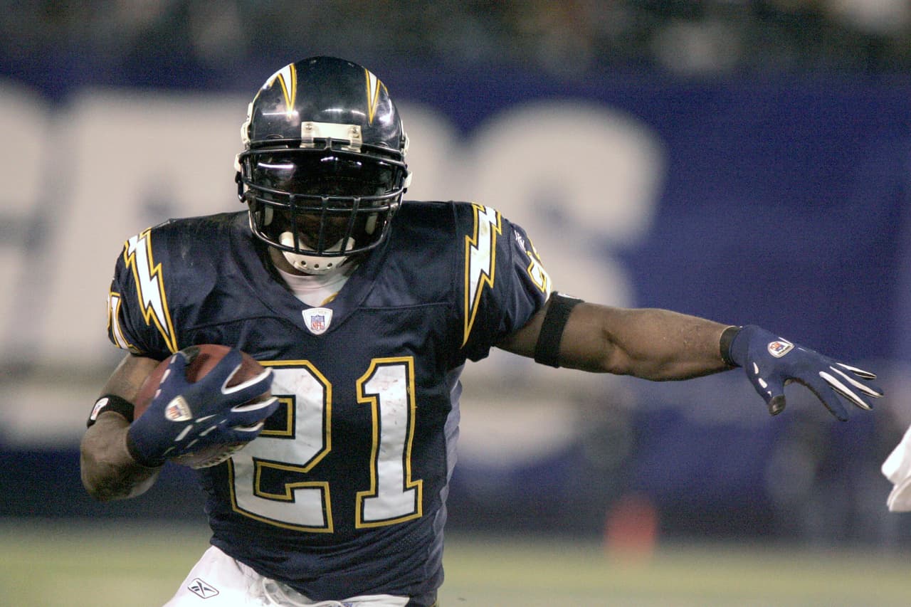 Superó las mil yardas terrestres y las 10 anotaciones en sus primeras ocho temporadas como profesional.