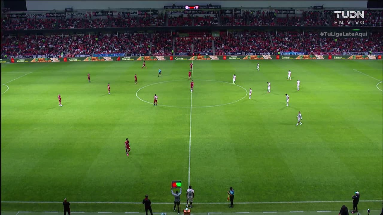 ¡Expulsión! El árbitro saca la roja directa a Julián Carranza.