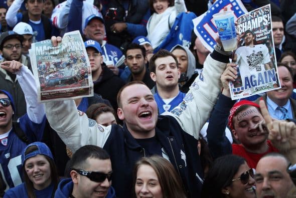Un eufórico aficionado mostró el mayor número de periódicos que registraron la hazaña de su equipo.
