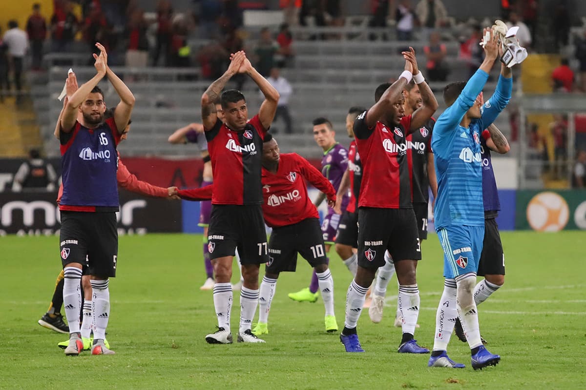 Los jugadores del Atlas agradecen al público en el Estadio Jalisco luego de su victoria por 4-3 sobre Veracruz en el inicio de la jornada 13 del Apertura 2018.