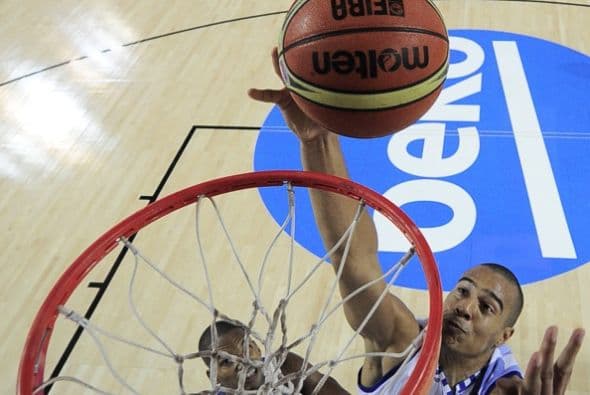 Eloy Vargas, con un excepcional partido tanto en ataque como en defensa, ha acercado hoy a la segunda fase de la Copa del Mundo España 2014 a la República Dominicana, que se ha impuesto a Finlandia en un emocionante y animado duelo por 74 a 68.