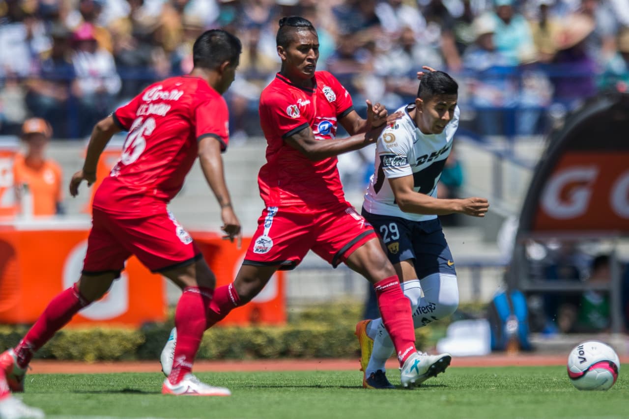 Las acciones iniciaron sin mucho vértigo, pero los duelos Pedro Aquino-Néstor Calderón ya comenzaban a verse. El jugador de Pumas tuvo que salir por lesión y en su lugar ingresó Joffre Guerrón.