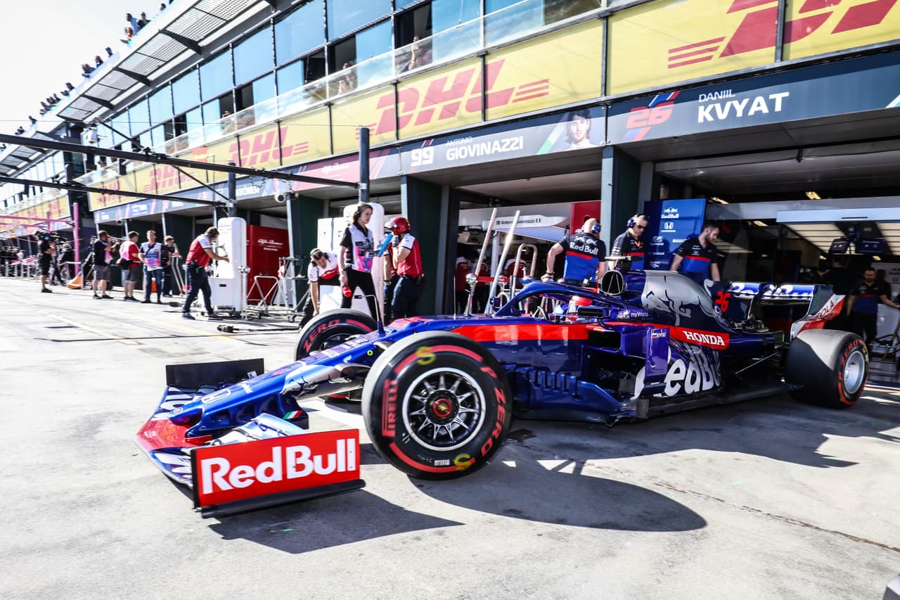 Este viernes se corrieron las dos sesiones de práctica en Melbourne en las que Lewis Hamilton fue el más veloz llegando a hacer la vuelta en 1:22:600. Sebastian Vettel y Valtteri Bottas lo escoltaron cada uno en una de las jornadas. Este sábado en la mañana será la clasificación y el domingo habrá bandera verde.