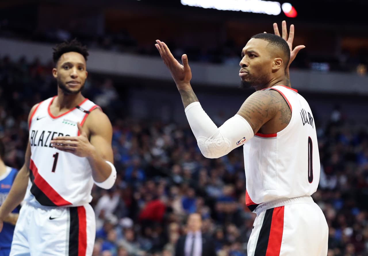 El estelar novato Luka Doncic se apuntó 21 puntos y repartió nueve asistencias, mientras que por los visitantes Damian Lillard sumó 33 unidades, con 8 rebotes y 8 asistencias.