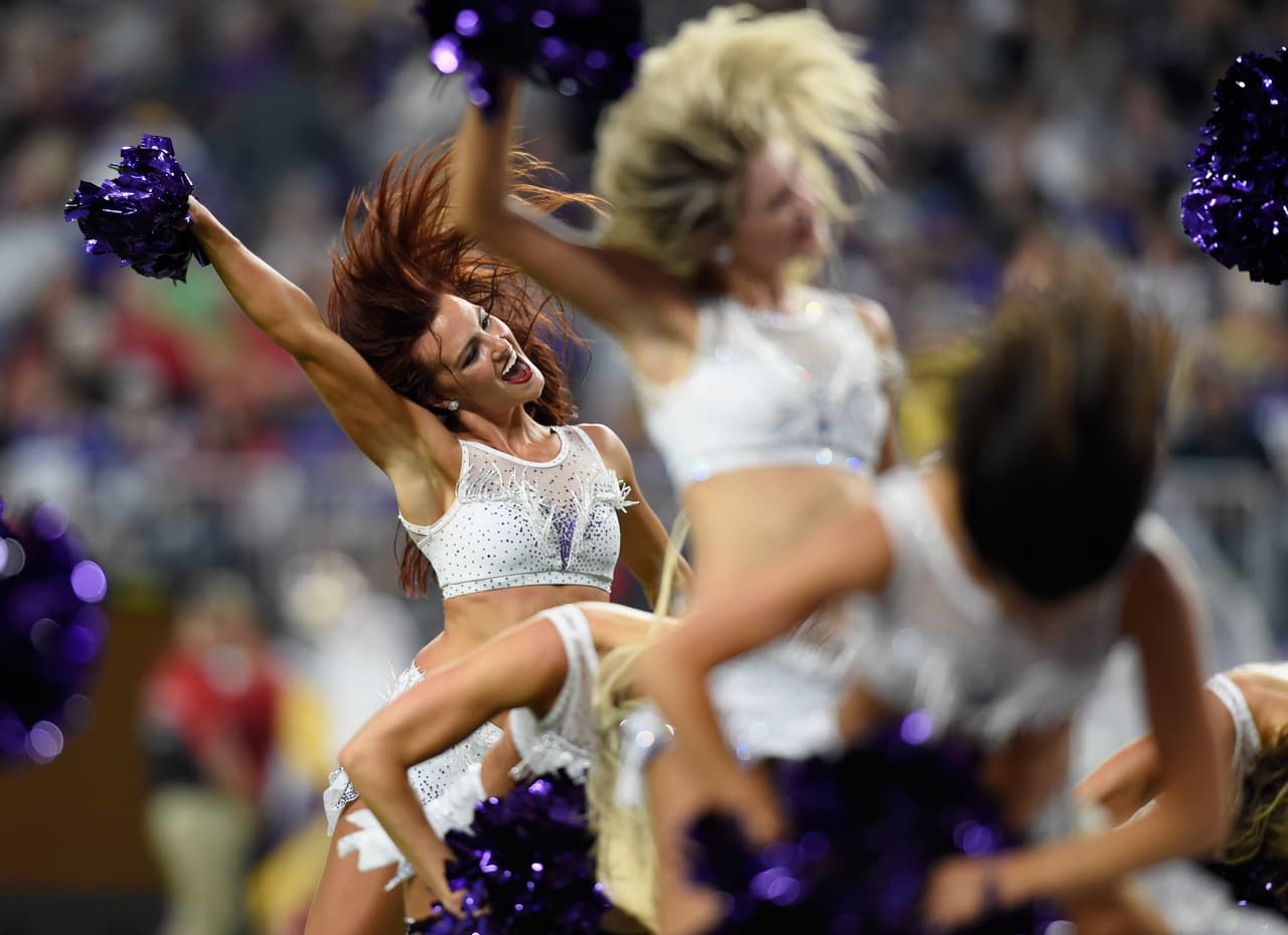 En medio de la polémica porque algunos jugadores de NFL se arrodillan en el himno de Estados Unidos, la belleza y bailes de las porristas ofrecen un aporte único al espectáculo.