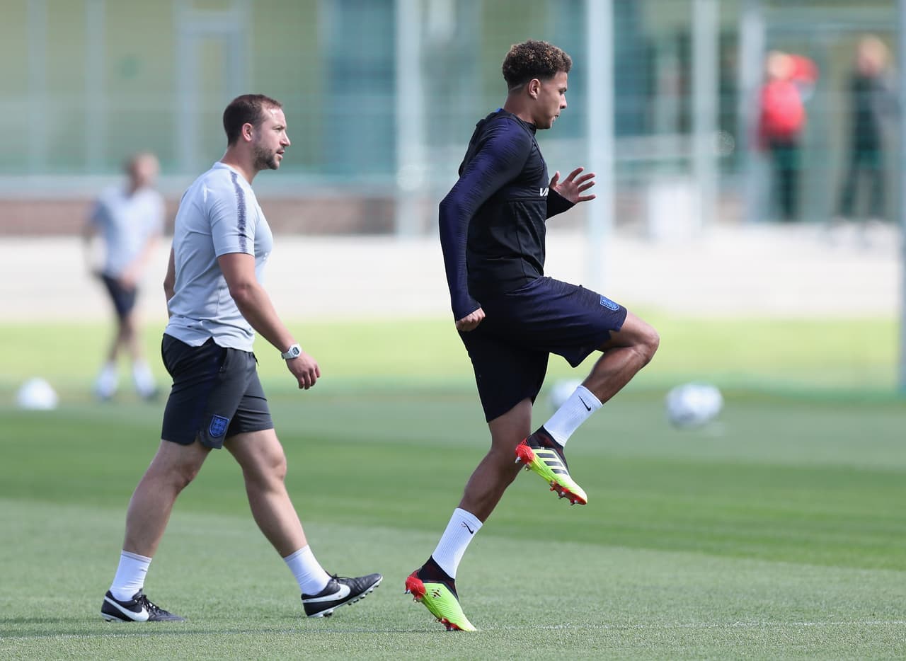 El volante del Tottenham Hotspur, Delle Ali, está en duda para el partido por una lesión muscular. Por ello realizó trabajo de recuperación este sábado.