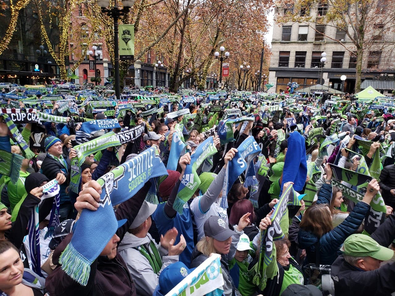 Gran ambiente entre la afición del Sounders previo al encuentro final contra el Toronto FC por la MLS Cup.