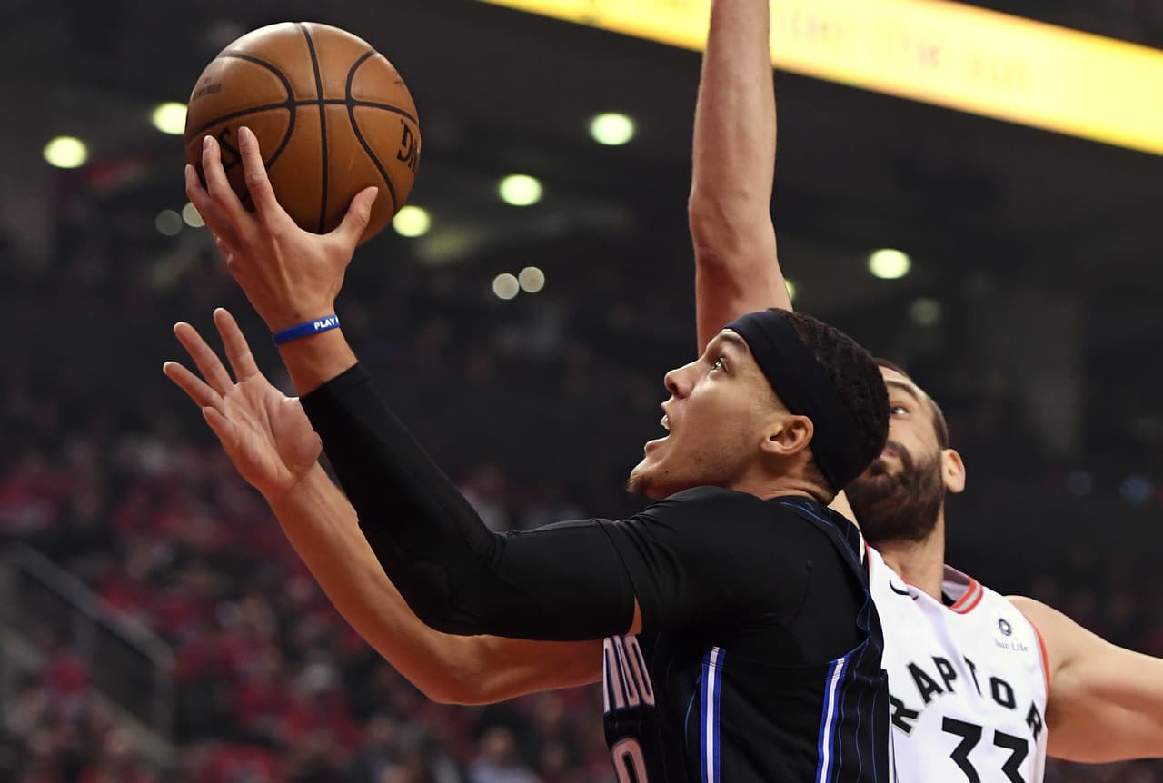 Para la gran mayoría de jugadores de Orlando Magic fue la primera incursión a los Playoffs, como el caso del estelar Aaron Gordon (00), quien tuvo una noche para el olvidocon 11 puntos y tras encestar solo 4 de 13 lanzamientos al aro.