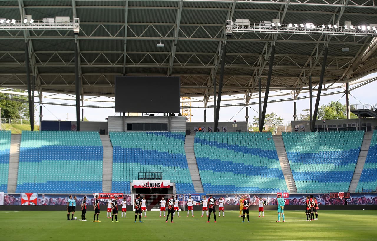En la ceremonia previa al juego se conmemoró un minuto de silencio en honor a las víctimas del COVID-19
