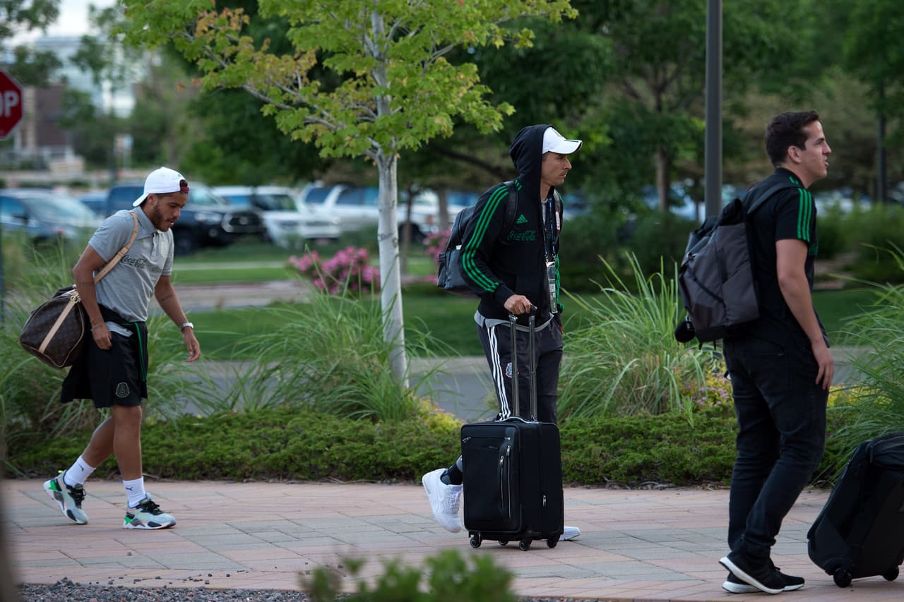 Los integrantes de la Selección Mexicana de Fútbol y su cuerpo técnico arribaron a la ciudad de Denver, Colorado, donde este miércoles entrante sostendrán su segundo duelo de la Copa Oro 2019 ante la representación de Canadá en Invesco Field, la casa de los Denver Broncos. Una gran cantidad de aficionados esperaron largo rato para ver el arribo de los jugadores del Tricolor y pedirles la foto o el autógrafo, y manifestarles el apoyo de cara a su siguiente compromiso del torneo.