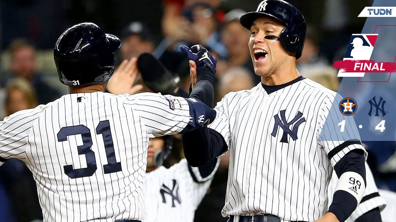 Aaron Hicks y Aaron Judge festejan tras el batazo de vuelta entera que movió los cartoes y eventualmente significó la victoria para los locales.