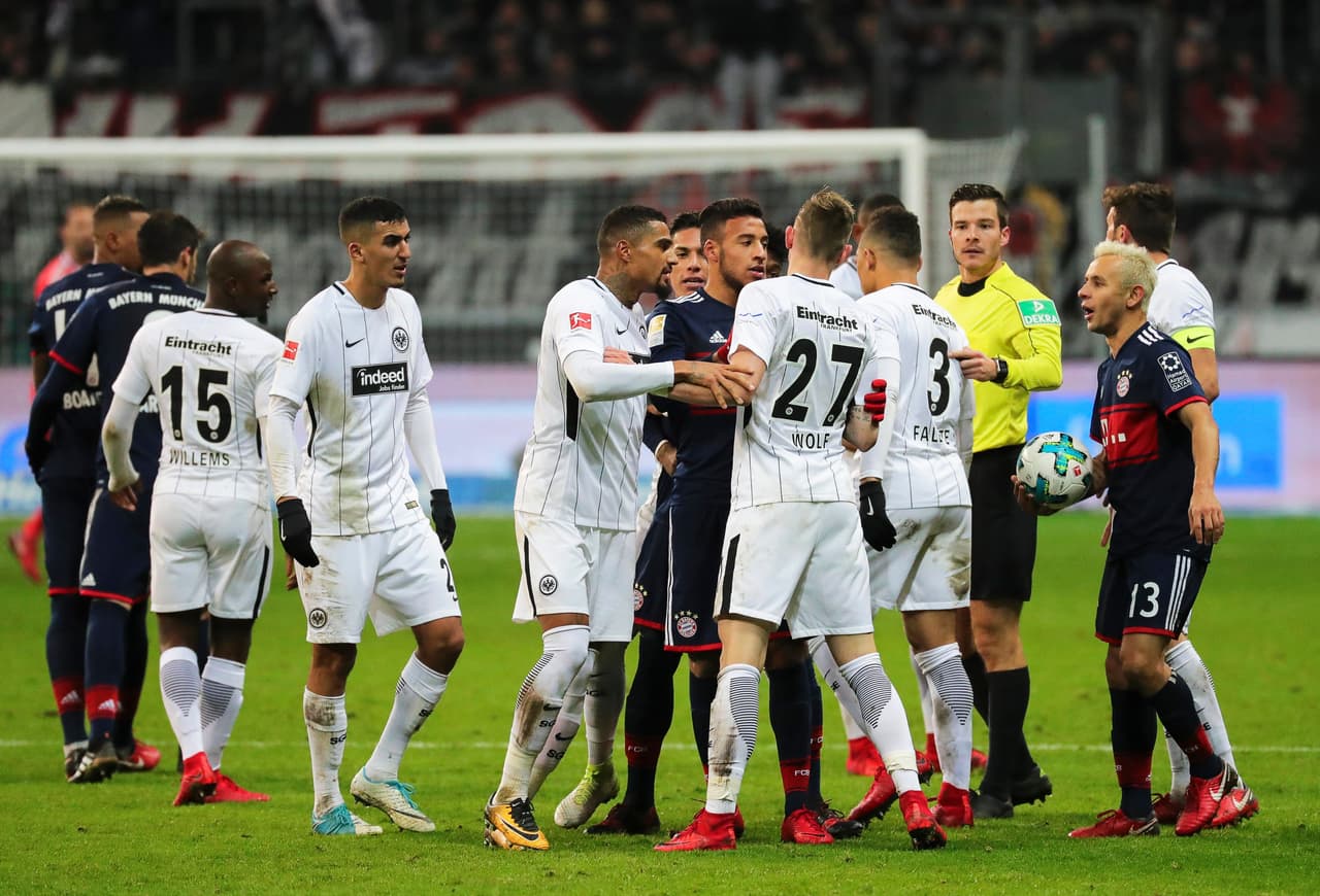 El momento más polémico fue cuando Wolf derribó a James, desde atrás, y el ábitro decidió expulsarlo.