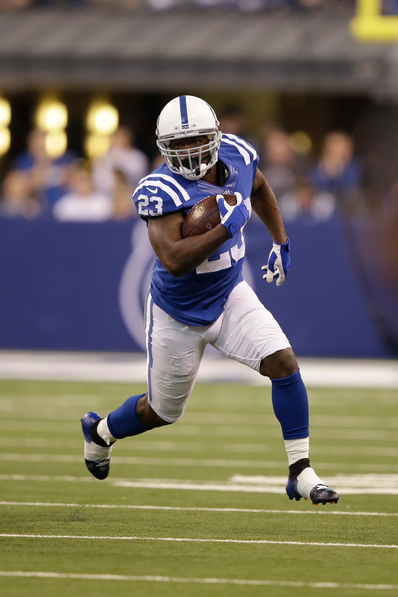 <b>Frank Gore vs. San Francisco 49ers</b>
<br>¡Venganza! Gore ocupa el puesto 23 en puntos PPR entre los corredores esta temporada, y me gusta como titular flex en un enfrentamiento contra su antiguo equipo. Los Niners han entregado un promedio de 155 yardas de scrimmage y 28,25 puntos PPR a los corredores este año, y ya sabes que Gore querrá desquitarse de la franquicia que lo dejó ir en 2015.
<br>
<br>
<i>También puedes alinear a estos RBs: Christian McCaffrey vs. Lions, Aaron Jones vs. Cowboys y Duke Johnson vs. Jets.</i>