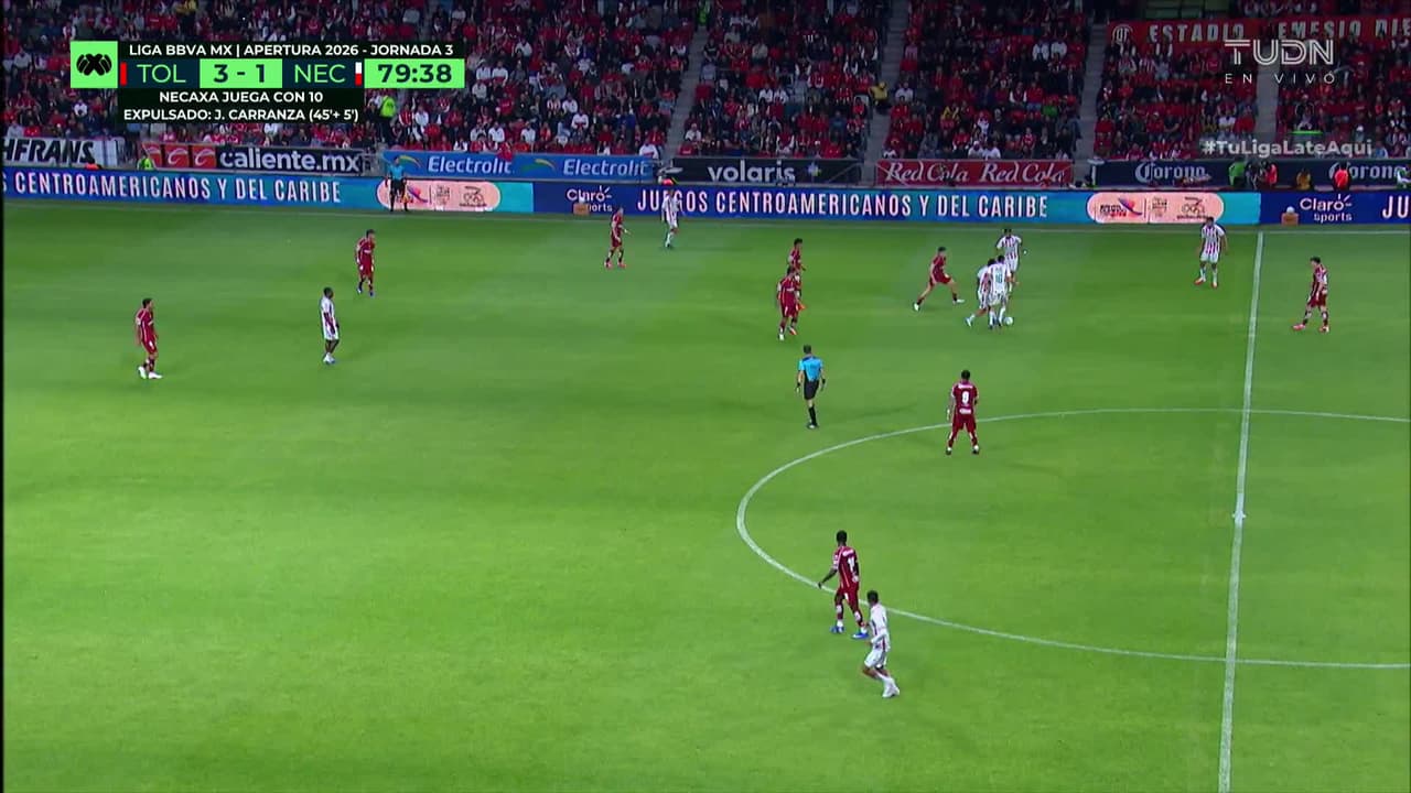¡Tarjeta Roja! Agustín Oliveros recibe la segunda amarilla y se va del juego.