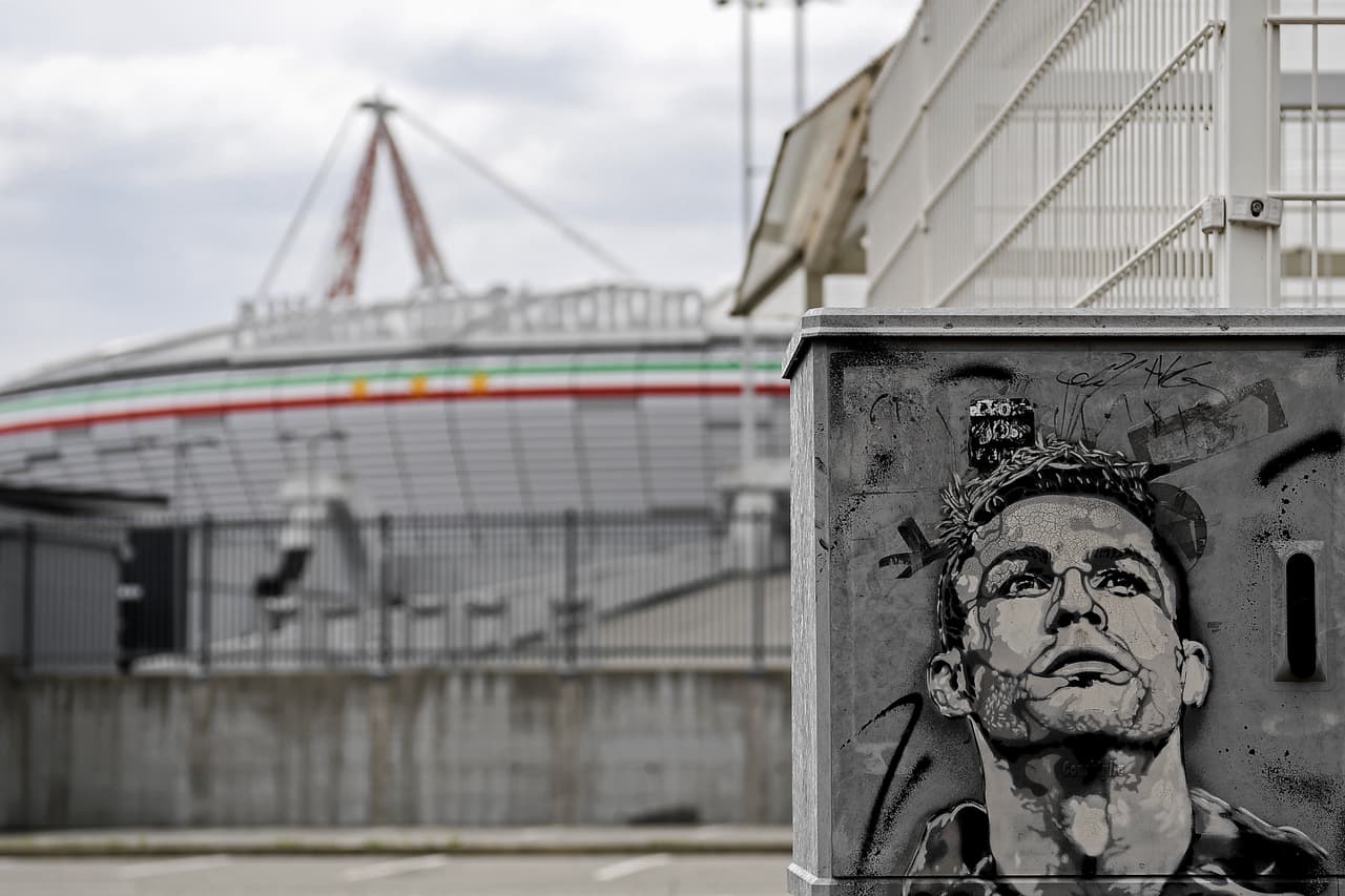 <b>Lo quieren de vuelta</b>
<br>Este es un mural que pintaron aficionados de la Juventus en reconocimiento al portugués afuera del Juventus Stadium.