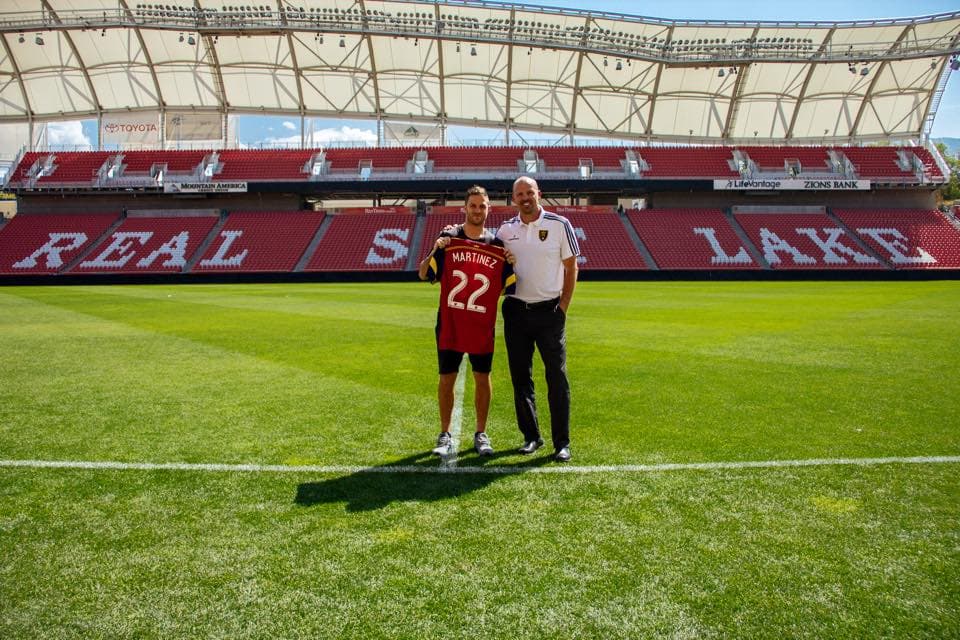 "El Burrito" Martínez posa con su nueva camiseta en Real Salt Lake.