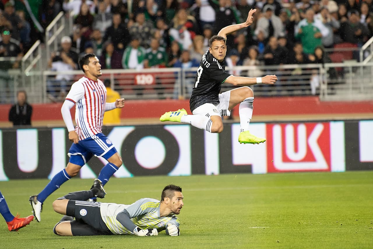 Y luego de esta jugada en la que Javier Hernández se incrustó al área y mandó centro, se generó el caos para la Albirroja.