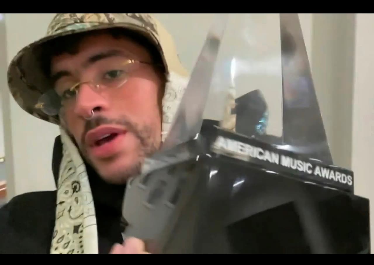 Bad Bunny se llevó el premio por artista masculino latino favorito.