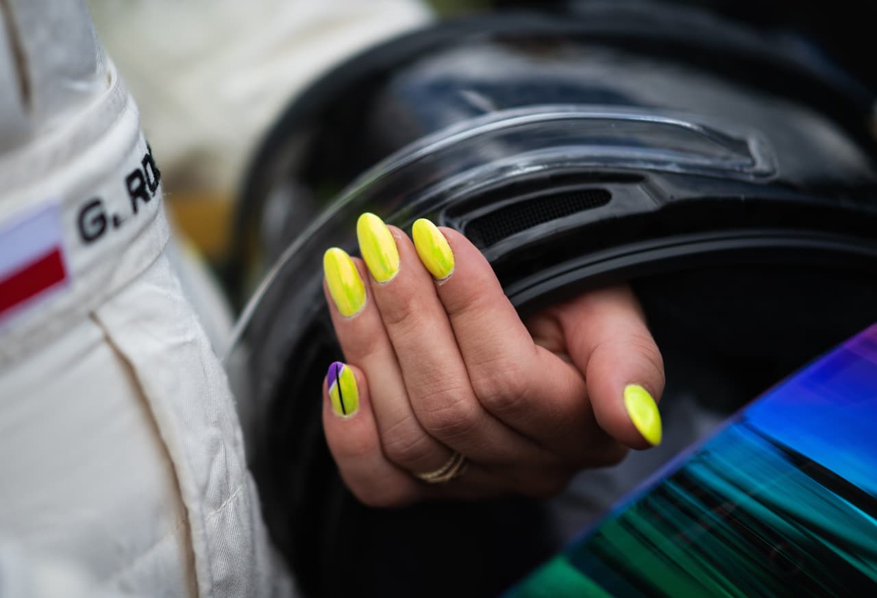 A partir de este viernes la polémica W Series, fórmula exclusiva para mujeres, dio inicio con las pruebas libres en Hockenheim, Alemania, donde el día domingo se correrá la primera válida del calendario. Las pilotos y sus equipos ya comenzaron a vivir esta novedosa experiencia que espera dar mucho de qué hablar.