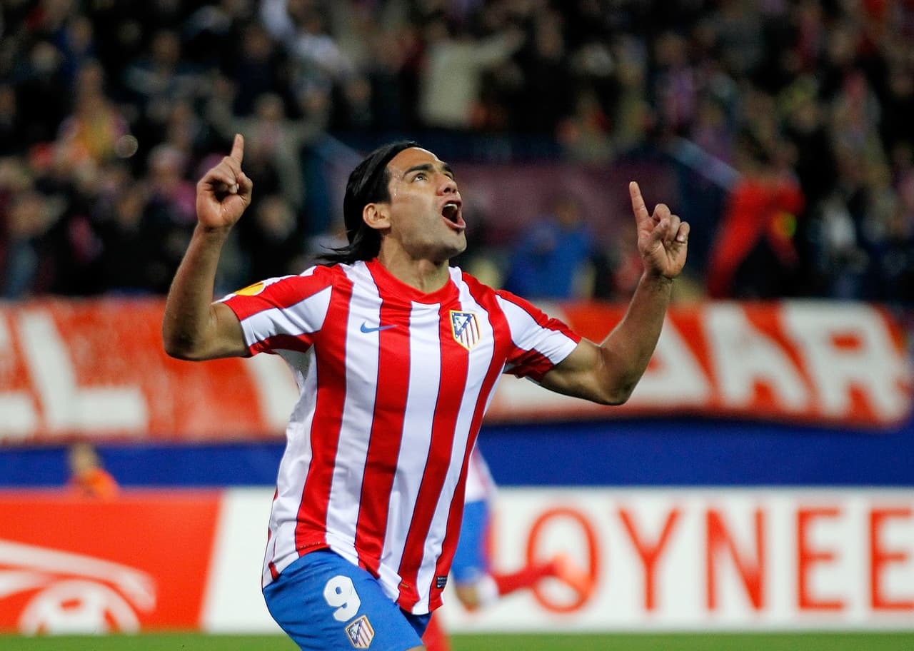 La gran ficha que llevó el club Colchonero para reemplazar a estos dos arietes fue el colombiano Falcao García y cumplió con creces en dos temporadas en el club madrileño con 70 goles y nueve asistencias.