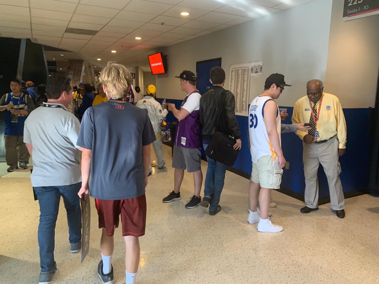 Los fanáticos de Golden State Warriors se alistan para el Juego 4 de las Finales de la NBA contra Toronto Raptors, con la ilusión de empatar la serie en casa antes del regreso a Toronto.