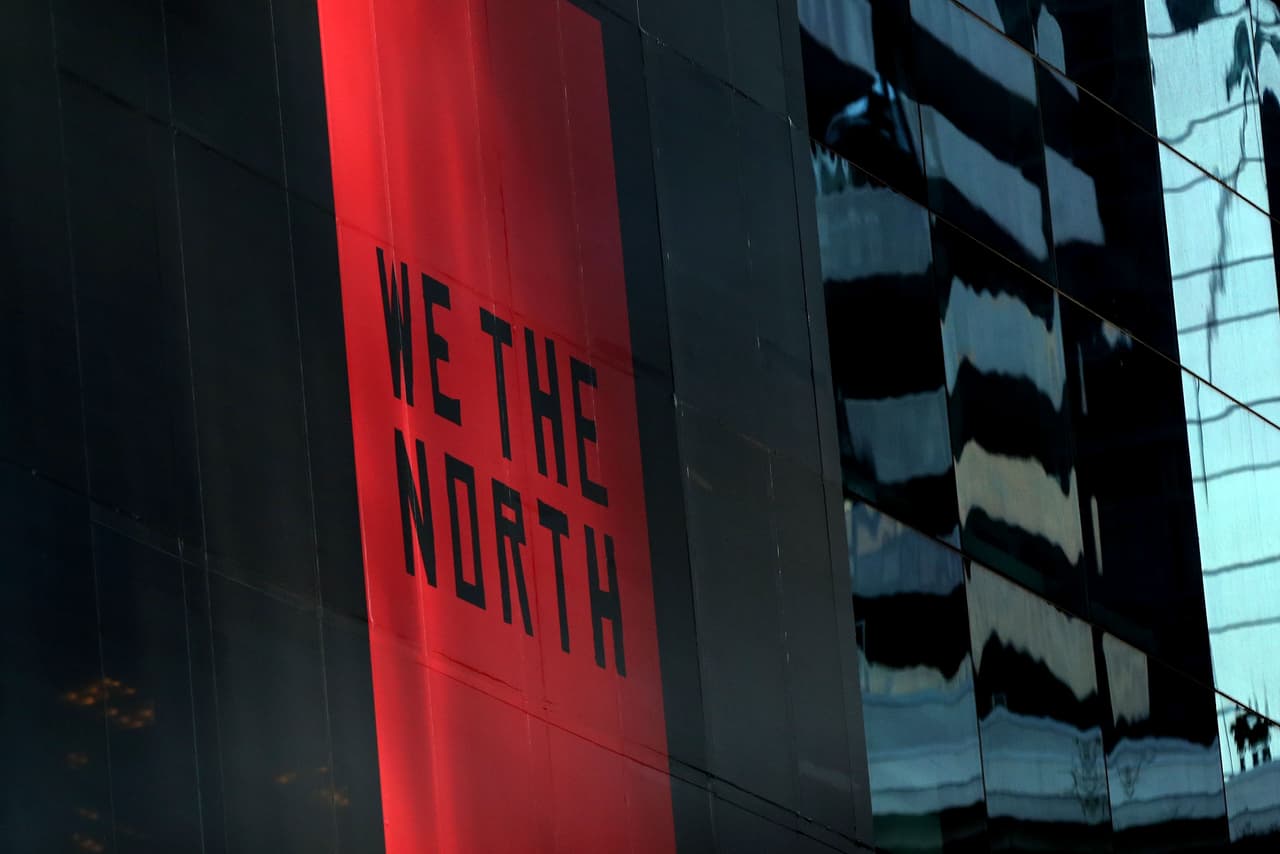 Los aficionados de los Raptors le dieron un toque muy especial a la previa del Juego 2 de las Finales de la NBA dentro y fuera de la Scotiabank Arena. Y dentro del recinto, los jugadores tanto de Toronto como de Golden State afinaban detalles con los calentamientos para estar listos a la hora del Tip-Off.