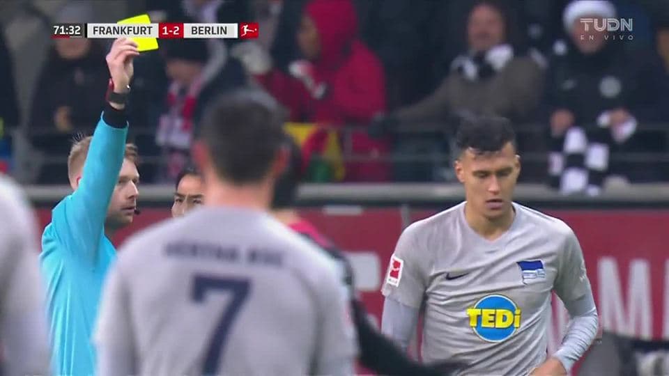 Tarjeta amarilla. El árbitro amonesta a Makoto Hasebe de Eintracht Frankfurt