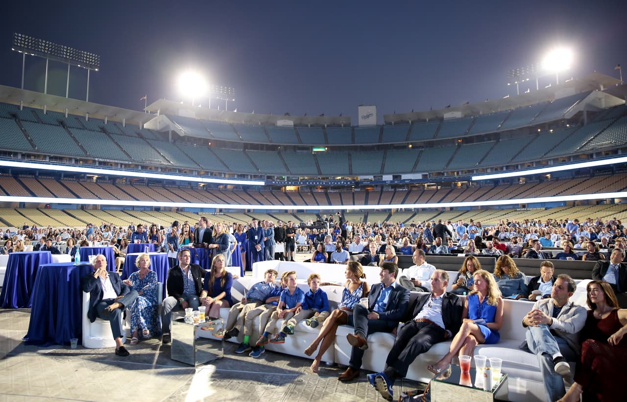 Los LA Dodgers iluminan su estadio en honor a George Floyd
