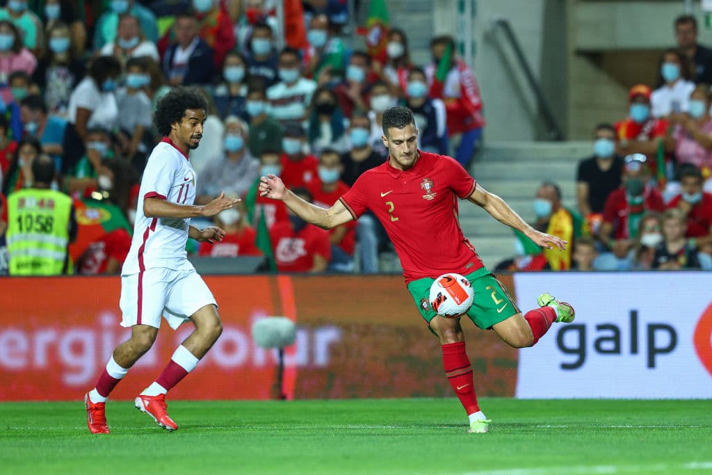 Cristiano Ronaldo anotó el primer gol y abrió la llave para que Portugal goleara 3-0 a Qatar.